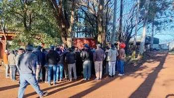 Trabajadores de la Forestadora Tapebicuá SA manifestaron  frente a la planta de la empresa